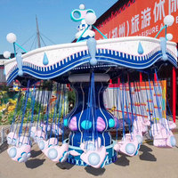 Manège de luxe au parc d'attractions avec chaises volantes, éclairage décoratif et structure haut de gamme