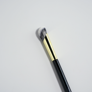 <span class=keywords><strong>Brocha</strong></span> <span class=keywords><strong>de</strong></span> Maquillaje <span class=keywords><strong>para</strong></span> <span class=keywords><strong>Contorno</strong></span> <span class=keywords><strong>de</strong></span> <span class=keywords><strong>Nariz</strong></span> con Mango <span class=keywords><strong>de</strong></span> Madera Negra y Virola <span class=keywords><strong>de</strong></span> Cobre con Pelo <span class=keywords><strong>de</strong></span> Cabra y Logotipo Personalizado <span class=keywords><strong>de</strong></span> Alta Calidad <span class=keywords><strong>de</strong></span> Fábrica YM - Product Image 3