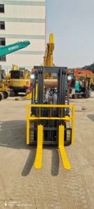 高效小松2.5吨二手柴油叉车，适用于电子和电气生产线的可靠二手叉车 - Product Image 2