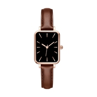 Montre rectangulaire pour femme, fabriquée sur mesure avec logo personnalisé, boîtier en acier inoxydable plaqué or, mouvement japonais, bracelet en cuir, style minimaliste et tendance.
