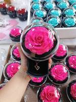 Promotionnel, divers modèles, utilisant des fleurs et des plantes stabilisées, ours en roses éternelles avec collier, roses stabilisées