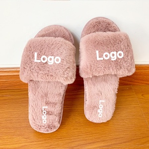 <span class=keywords><strong>Ciabatte</strong></span> da <span class=keywords><strong>casa</strong></span> da donna di tendenza con logo di design, a punta aperta, in pelliccia sintetica morbida e soffice, con cinturino singolo - Product Image 1