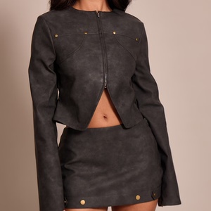 Ensemble jupe et veste courte en cuir pour femme avec logo personnalisé OEM, style automne, rivets, fermeture éclair avant, 2 pièces - Product Image 1