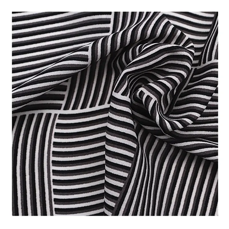 Werkseitig direkt bedruckter Chiffon-Stoff mit schwarzen und weißen Streifen