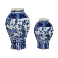 Vase hexagonal bleu et blanc peint à la main avec motif multi-scènes