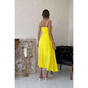 Robe de soirée longue mi-mollet en mousseline jaune, coupe trapèze, col carré, taille empire, froncée et respirante - Product Image 1