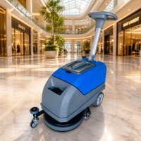Nettoyeur de sols intensif avec une pression de brosse de 25 kg et une aspiration de 200 mbar pour l'entretien des sols industriels