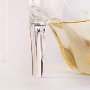 Bicchiere di vetro a forma di scarpe con tacco alto in vetro borosilicato soffiato a mano per whisky di vino - Product Image 2