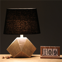 Lampe de bureau en résine géométrique moderne, base texturée dorée de luxe, abat-jour en tissu noir, lampe de table pour la décoration de la maison, lampe de chevet