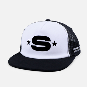 Casquette Trucker personnalisée style rétro premium avec logo imprimé floqué noir et blanc, visière plate et dos en maille, pour distributeurs mondiaux en gros - Product Image 1