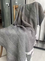 Vente en gros Couverture raschel en laine de luxe personnalisée Châle d'hiver intérieur et extérieur doux et chaud avec glands pour utilisation en avion