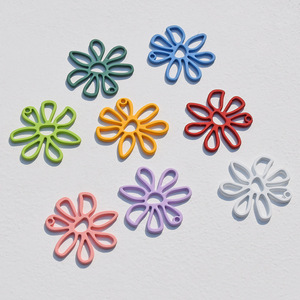 Breloques pendentifs en forme de fleur, en alliage, peintes par pulvérisation, multicolores, pour la fabrication de bijoux DIY, accessoires, vente en gros, printemps 2023 - Product Image 2