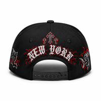 Cappellino da Baseball Ricamato con Lettere in Stile Old English, Logo Personalizzato, Grafica Fulmine, Snapback, Sottocappello Rosso con Arte Tatuata