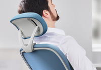 Chaise de bureau ergonomique en maille bleue avec support lombaire réglable et base pivotante pour espace de travail commercial, salle de conférence