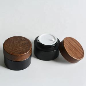 Fournisseur direct d'usine 5g 15g 30g 50g 100g Pot en verre rond givré noir avec couvercle en bambou véritable pour emballage cosmétique - Product Image 1