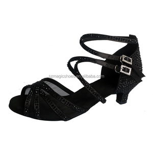 Scarpe da ballo in <span class=keywords><strong>raso</strong></span> nero personalizzate tacco basso donna latino con <span class=keywords><strong>sandali</strong></span> da ballo in strass <span class=keywords><strong>neri</strong></span> - Product Image 1