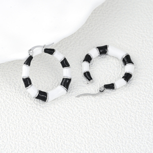 Boucles d'oreilles créoles en céramique noires, blanches et plaquées argent, bijoux classiques et tendance pour femmes - Product Image 5