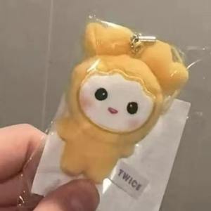 Porte-clés en peluche Kpop Twice Lovely, jouet en peluche en coton PP, peut couiner, avec Mark <span class=keywords><strong>Momo</strong></span> <span class=keywords><strong>Sana</strong></span> Nayeon Jihyo, cadeau pour les fans - Product Image 5