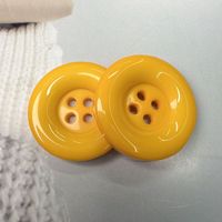 Bouton rond coloré 4 trous en résine plastique de grande taille brillant de haute qualité pour vêtements, vente en gros
