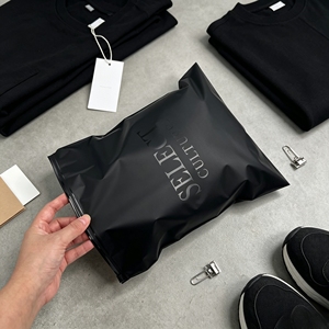 Sac ziplock noir personnalisé avec logo noir brillant, pochette zippée en plastique noir mat pour l'emballage de vêtements - Product Image 1