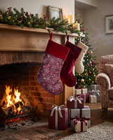 Chaussette de Noël en peluche Dollar Tree avec motif flocon de neige pailleté, fabriquée en Chine pour les cadeaux de Noël et les décorations de porte