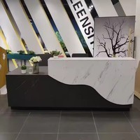 Bureau de réception moderne de luxe, réglable et personnalisable avec logo d'entreprise, en bois blanc, pour écoles, hôpitaux, centres commerciaux, bureaux, mobilier commercial