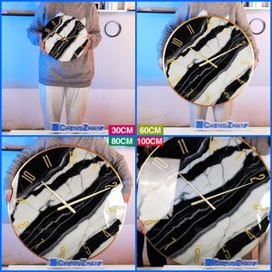 นาฬิกาแขวนผนังทรงกลมดีไซน์ทันสมัย ลายทรายทะเลทราย ตัวเลขสีทองหรูหรา เงียบไร้เสียง ใช้กลไกควอตซ์ เหมาะสำหรับตกแต่งห้องนั่งเล่น ห้องนอน และบ้าน - Product Image 4