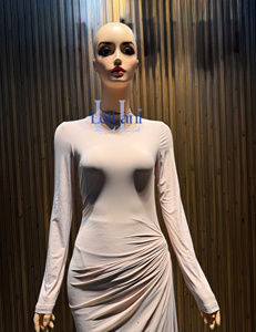 Elegante Vestido Largo de Noche con Cuello Alto y Manga Larga - Vestido de Fiesta Sofisticado Color Nude con Fruncido Lateral para Mujer - Product Image 1