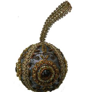 Elegantes Adornos Tradicionales Indios de Terciopelo Bordados con Zardozi – Adornos Festivos Colgantes Hechos a Mano - Product Image 4