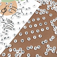 100 pièces/paquet Perles acryliques 4*7mm Lettres anglaises Alphabet Blanc Noir Perles en vrac Certifiées par un tiers Bracelet d'amitié DIY