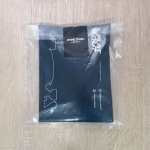 Großhandel günstig benutzerdefiniertes logo gedruckt kleidung t-shirt pe poly verpackungstasche klar durchsichtiger plastikbeutel mit aufkleberverschluss