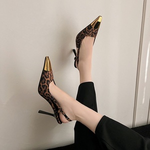 Sandalias de Tacón Bajo de 9 cm con Estampado de Leopardo de Moda 2025, con Logotipo Personalizado, para Mujer, Punta Puntiaguda, Cuero Brillante, Zapatos de Noche, Pedidos al por Mayor - Product Image 2