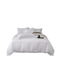 Ensemble de literie d'hôtel minimaliste de luxe: drap, housse de couette, taies d'oreiller et serviettes