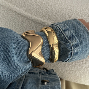 Brazaletes abiertos de onda Irregular a la moda, brazalete para mujer, brazalete minimalista de Metal pesado dorado, regalos de joyería nuevos - Product Image 3