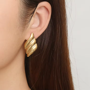 Pendientes de tuerca grandes geométricos de acero inoxidable hipoalergénicos chapados en oro de 18 quilates a la moda en forma de ala para fiestas de niñas - Product Image 1
