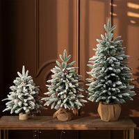 Mini arbre de Noël artificiel de table avec cônes de pin et base en toile de jute, petit sapin de Noël pour la décoration de bureau, de maison ou de bureau à domicile