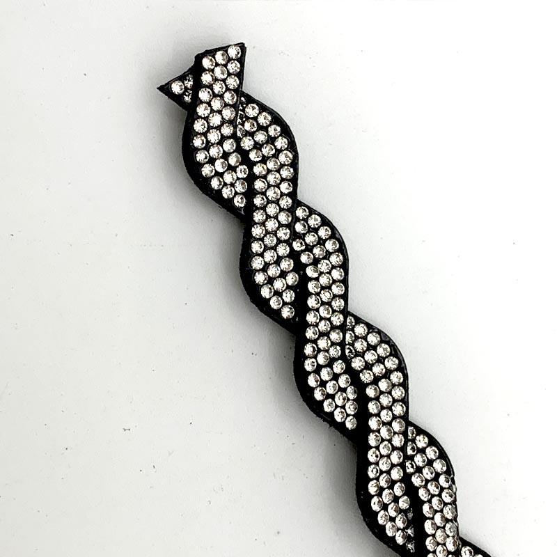 Tessuto nero con pietre di cristallo