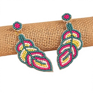 Boucles d'oreilles clous classiques pour femmes, motif feuille ethnique, brodées, perlées, faites à la main, plaqué argent antique, bijoux rose, vert, jaune - Product Image 1
