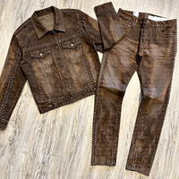 Ensemble en jean deux pièces sur mesure OEM pour homme : veste à rivets et boutons apparents et pantalon droit
