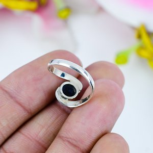 แหวนลาพิสลาซูลีธรรมชาติทรงหลังเบี้ย ตัวเรือนเงินแท้ 925 ประดับพลอยสีน้ำเงินด้วยงานฝีมือ - Product Image 3