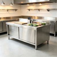 Plan de travail en acier inoxydable avec porte coulissante et crédence pour la préparation et le stockage en cuisine commerciale