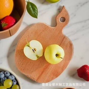Planche à découper en bois de hêtre en forme de pomme 28x19x1.5cm avec poignée pour usage en cuisine - Product Image 1