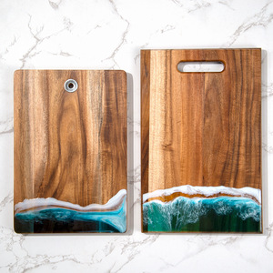 Planche à découper de cuisine en bois unique avec finition vague océanique personnalisée, résine époxy bleue - Product Image 6