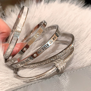 إسوارة نسائية عصرية من فاليانا كلاسيك مرصعة بالزركون بقطع أشر، مطلية كهربائياً ومقاومة للصدأ والماء - Product Image 1