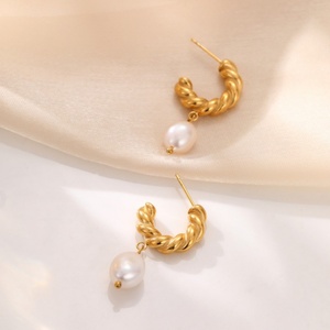 Nouveauté - Boucles d'oreilles créoles en acier inoxydable plaqué or 18 carats avec perles naturelles - Bijoux tendance pour femmes - Étanches - Hypoallergéniques - Cadeau - Product Image 5