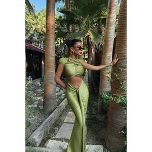 Robe longue vert olive coupe trapèze à col rond, style Empire, avec détails en crochet, superpositions drapées, strass et sequins, idéale pour mariages et soirées - Product Image 4