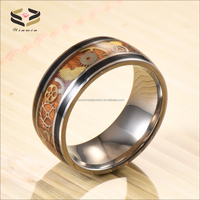 Bague en titane noir prête à expédier avec engrenage d'horloge Koa 10mm incrustation de fibre de carbone alliance élégante pour fiançailles ou cadeau