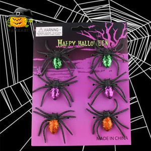 Decoraciones de Halloween, 6 Piezas de Arañas de Plástico Multicolores, Accesorios para Fiestas en Interiores y Exteriores, Hechas en China - Product Image 1
