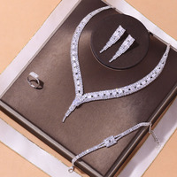 Nouvel Arrivage – Ensemble Collier et Boucles d'Oreilles Style Moderne 4 Pièces avec Strass – Prêt à Porter – Bijoux Élégants pour Usage Quotidien – Vente au Détail