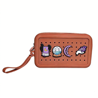 Portefeuille court pour femme Chinfai en silicone au design mignon, avec fermeture éclair à pompon, porte-monnaie étanche, portefeuille DIY à trous et breloques de dessin animé